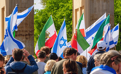 iranian_protestors_carry_israeli_flag