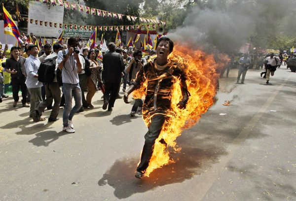 kendini_yakan_adam_tibet_1