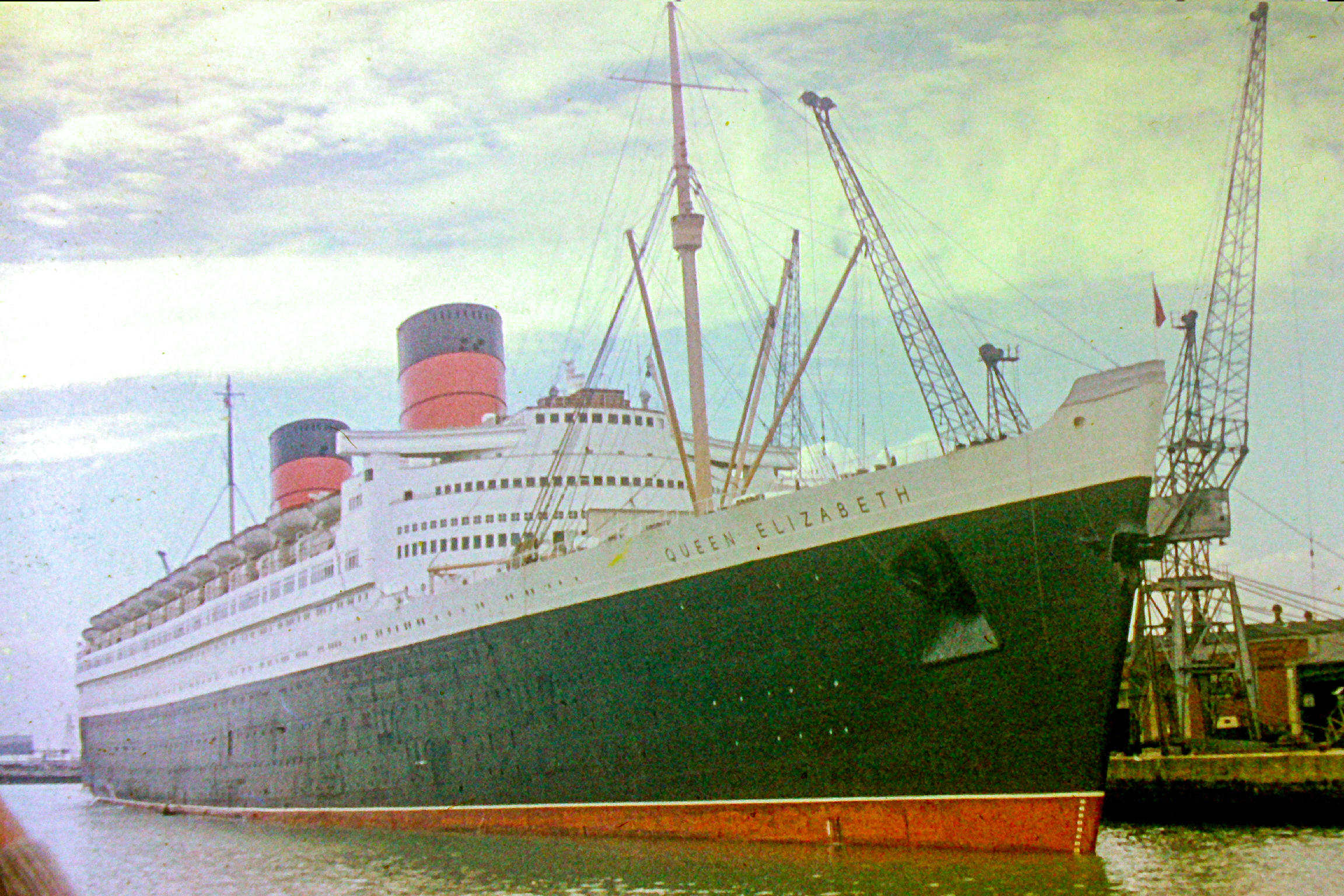 rms_queen_elizabeth_at_southampton